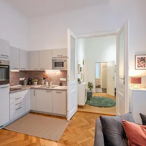 https://cosy-city-center-apartment.vienna-besthotels.com
